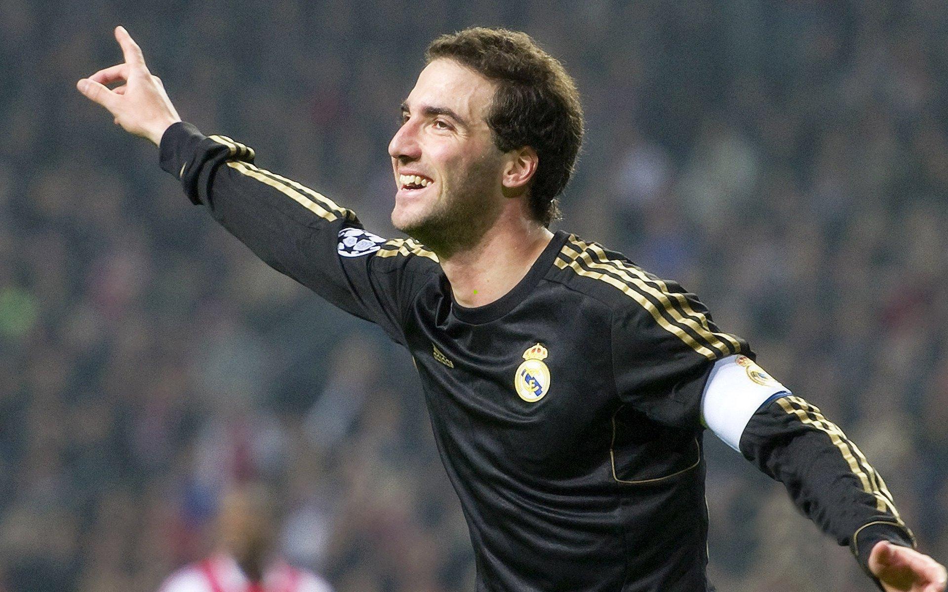 日本队2026世界杯客场球衣揭晓，米白底色与七彩霓虹线条的时尚融合